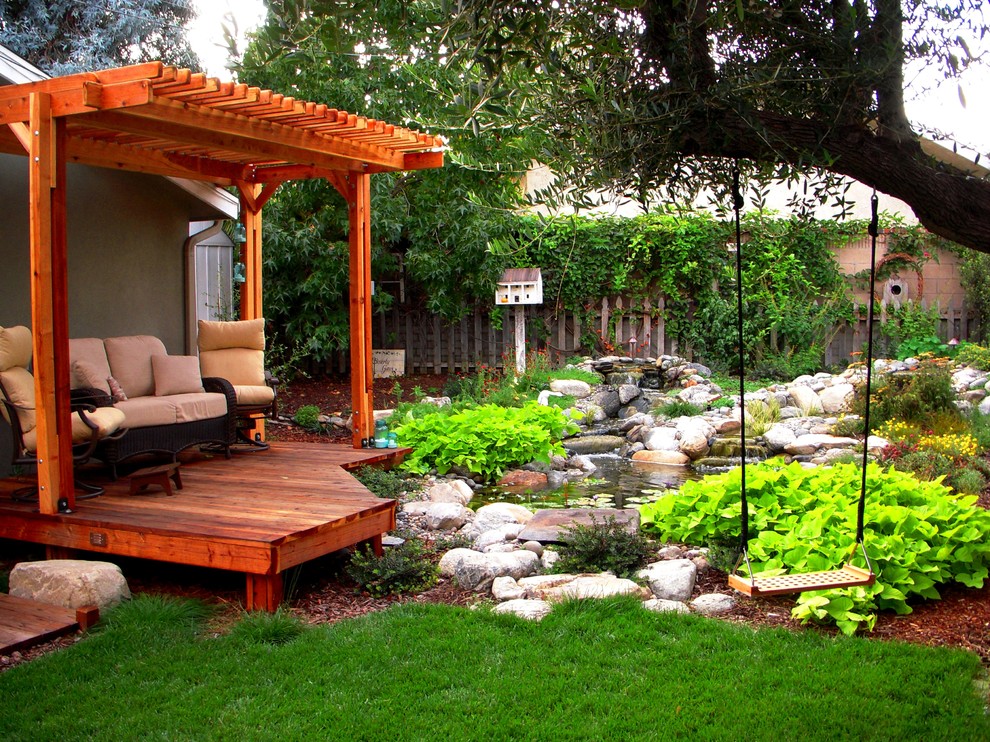 Traditional back garden in Los Angeles with a water feature.