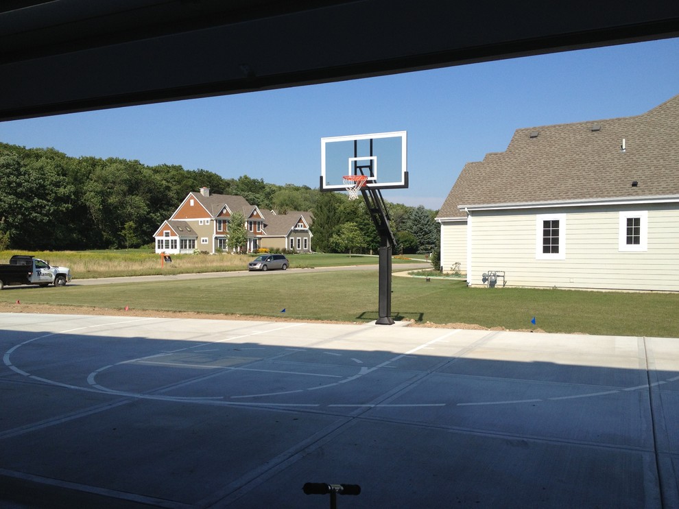 Design ideas for a large traditional full sun front yard outdoor sport court in Milwaukee.