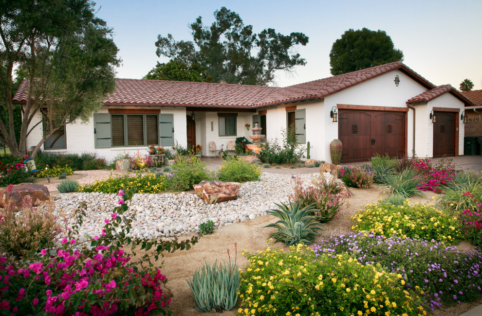 Mediterraner Garten mit Blumenbeet und direkter Sonneneinstrahlung in San Diego