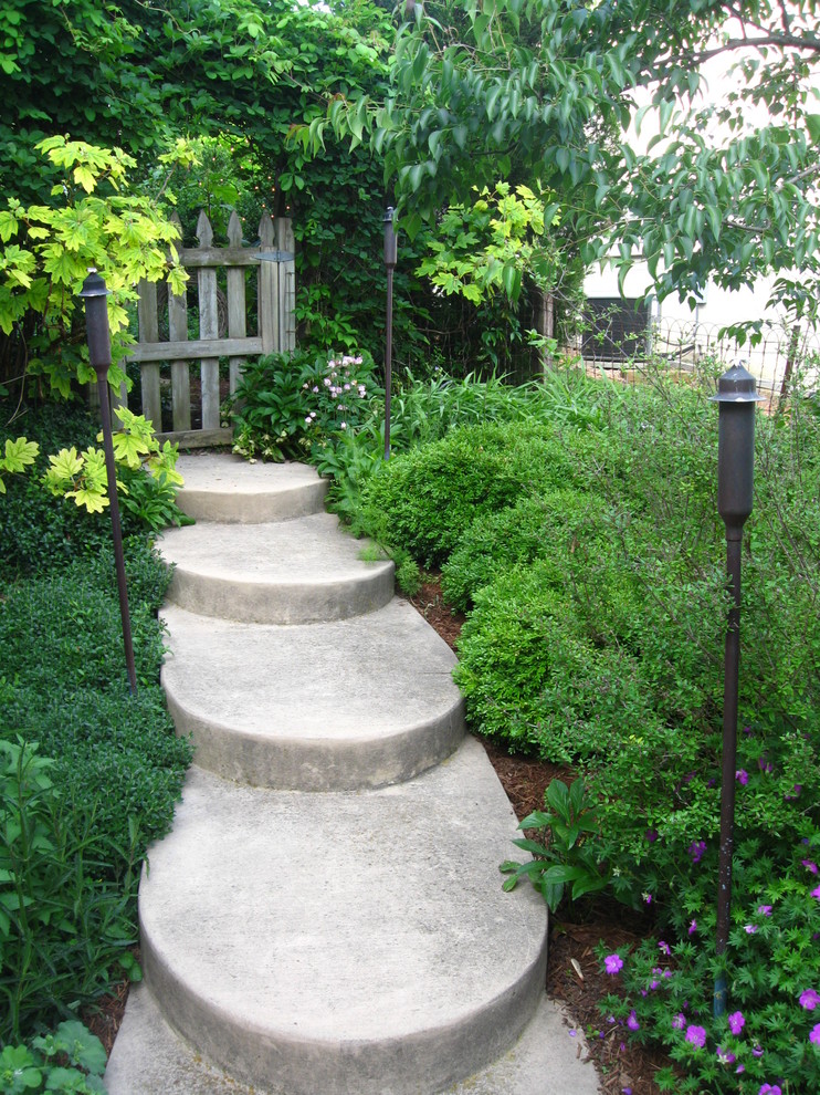 Источник вдохновения для домашнего уюта: участок и сад на заднем дворе в классическом стиле с садовой дорожкой или калиткой