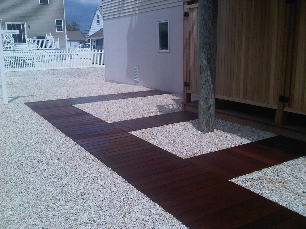 Inspiration for a modern full sun side yard landscaping in New York with decking for summer.