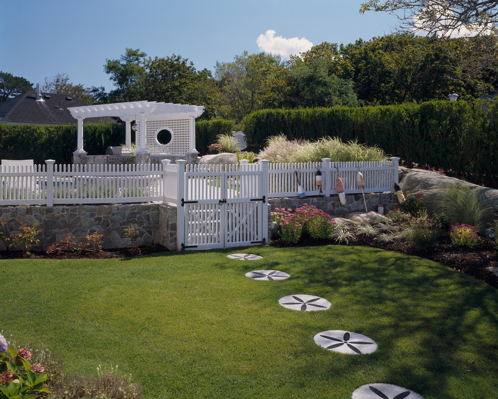 Идея дизайна: большой солнечный, летний участок и сад на боковом дворе в морском стиле с садовой дорожкой или калиткой, покрытием из каменной брусчатки и хорошей освещенностью
