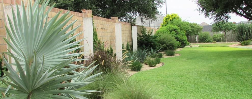 Foto di un giardino boho chic esposto in pieno sole di medie dimensioni e dietro casa con pavimentazioni in mattoni