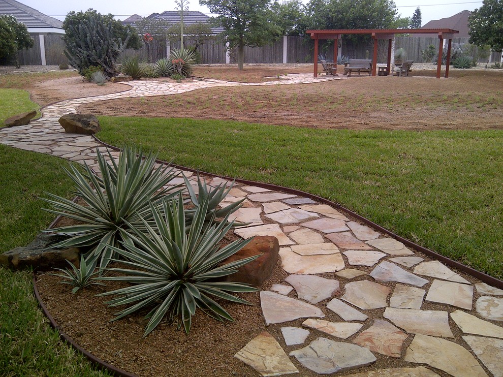 Mittelgroßer Stilmix Garten hinter dem Haus mit direkter Sonneneinstrahlung und Natursteinplatten in Austin