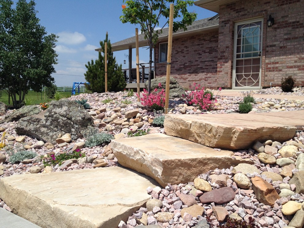 Foto di un giardino xeriscape american style esposto in pieno sole di medie dimensioni con un muro di contenimento, un pendio, una collina o una riva e pavimentazioni in pietra naturale