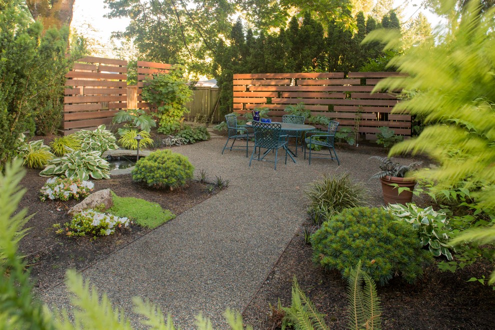 Moderner Garten hinter dem Haus mit Betonboden in Portland