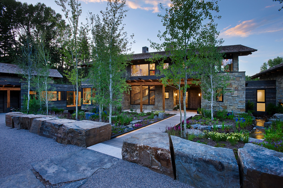 Cette photo montre un jardin avant montagne avec une terrasse en bois.