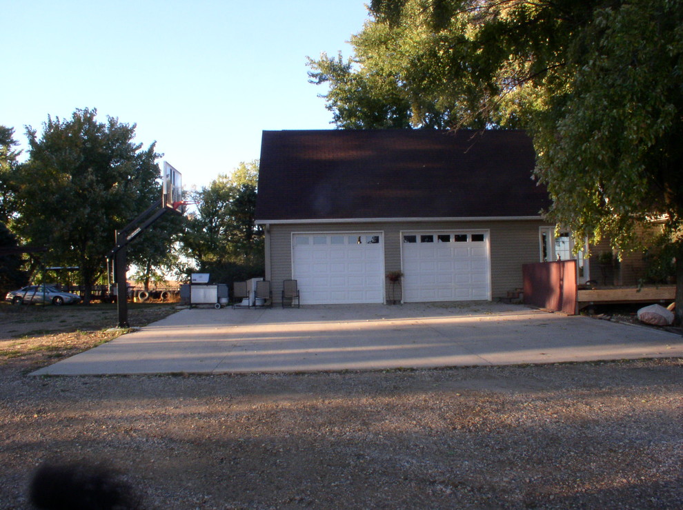 This is an example of a large traditional garage in Houston.
