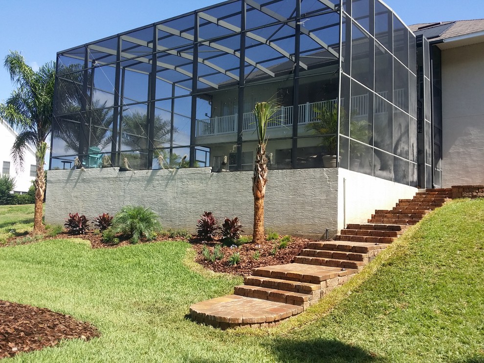 Moderner Garten hinter dem Haus mit Pflastersteinen in Orlando