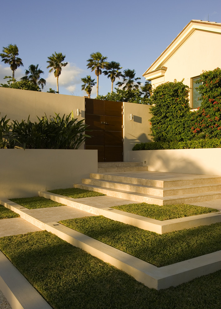 Idee per un giardino minimal in cortile con scale