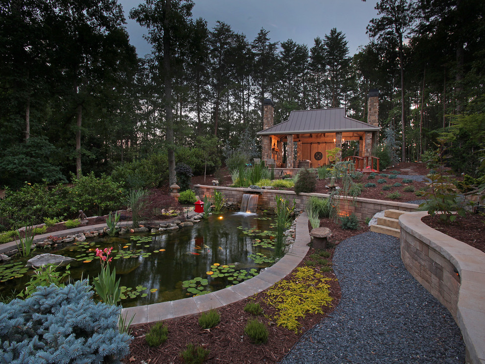 Großer Rustikaler Garten hinter dem Haus mit Wasserspiel und Natursteinplatten in Atlanta
