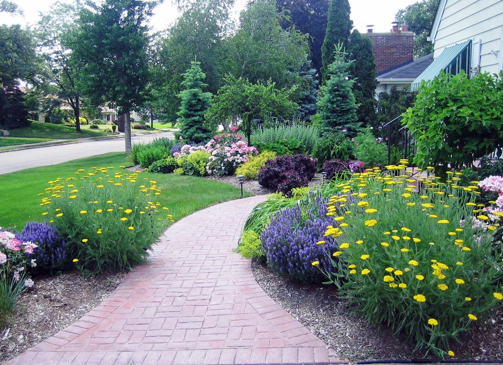 Inspiration for a classic garden in Minneapolis.