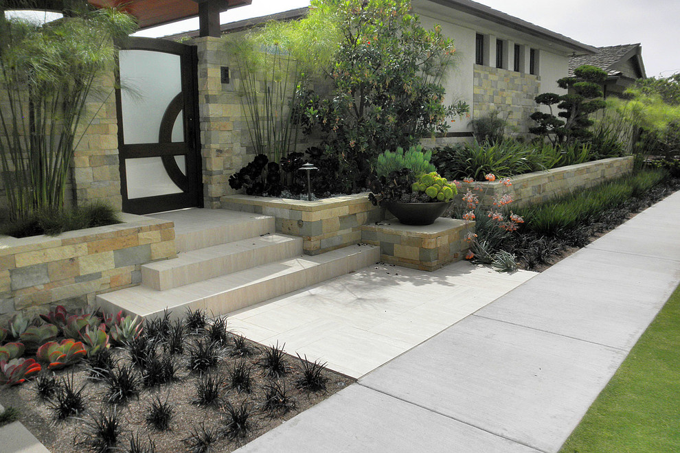 Imagen de camino de jardín contemporáneo de tamaño medio en verano en patio delantero con exposición total al sol y adoquines de piedra natural