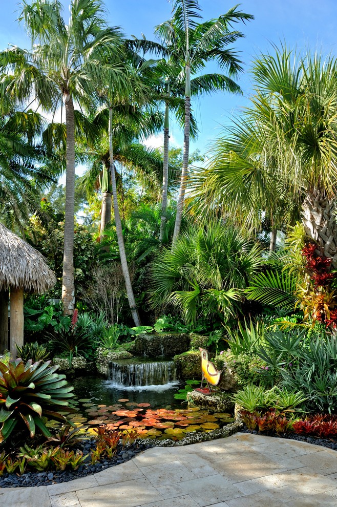 マイアミにあるラグジュアリーな広いトロピカルスタイルのおしゃれな庭の噴水の写真