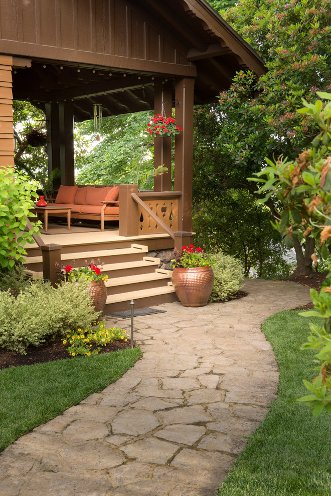 Ejemplo de jardín tradicional de tamaño medio en patio trasero con jardín francés y adoquines de piedra natural