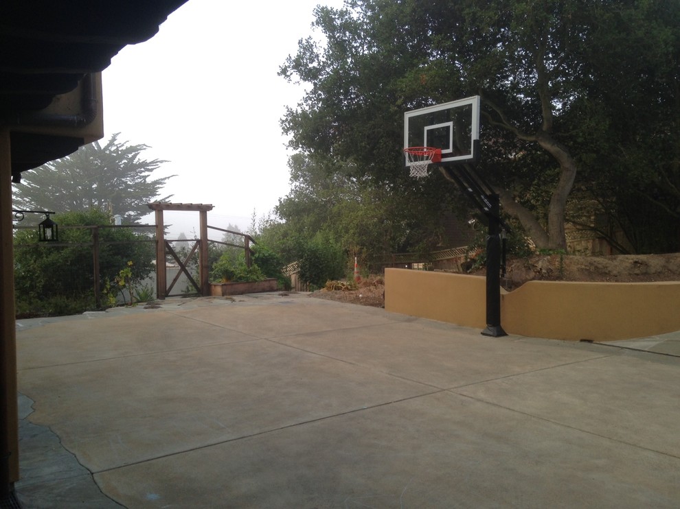 Design ideas for a large traditional partial sun front yard outdoor sport court in San Francisco.