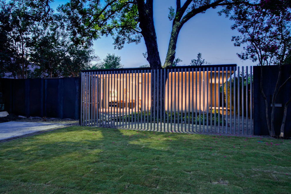 На фото: участок и сад на заднем дворе в стиле модернизм с забором с