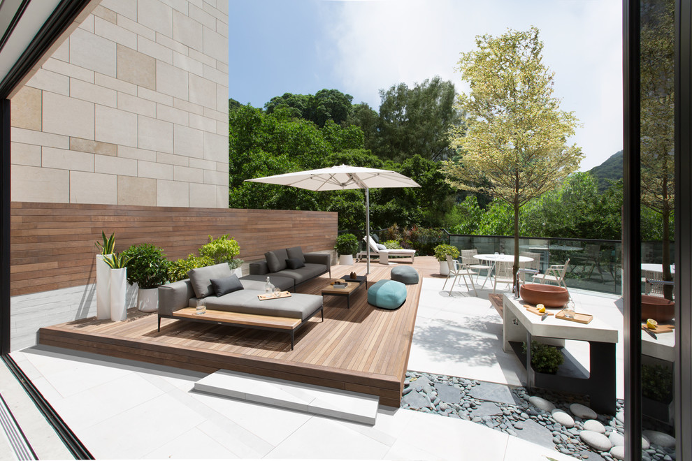 Источник вдохновения для домашнего уюта: солнечный участок и сад на переднем дворе в стиле модернизм с хорошей освещенностью и настилом