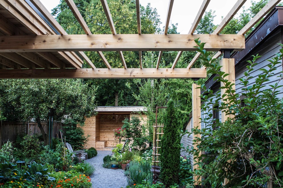 Idee per un giardino formale chic esposto a mezz'ombra di medie dimensioni e dietro casa con ghiaia