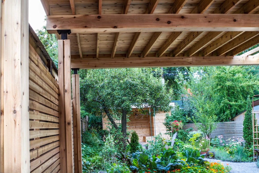 На фото: засухоустойчивый сад среднего размера на заднем дворе в классическом стиле с полуденной тенью с