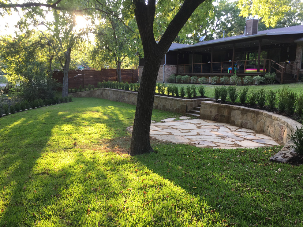 Großer, Halbschattiger Mid-Century Garten im Frühling, hinter dem Haus mit Natursteinplatten in Dallas