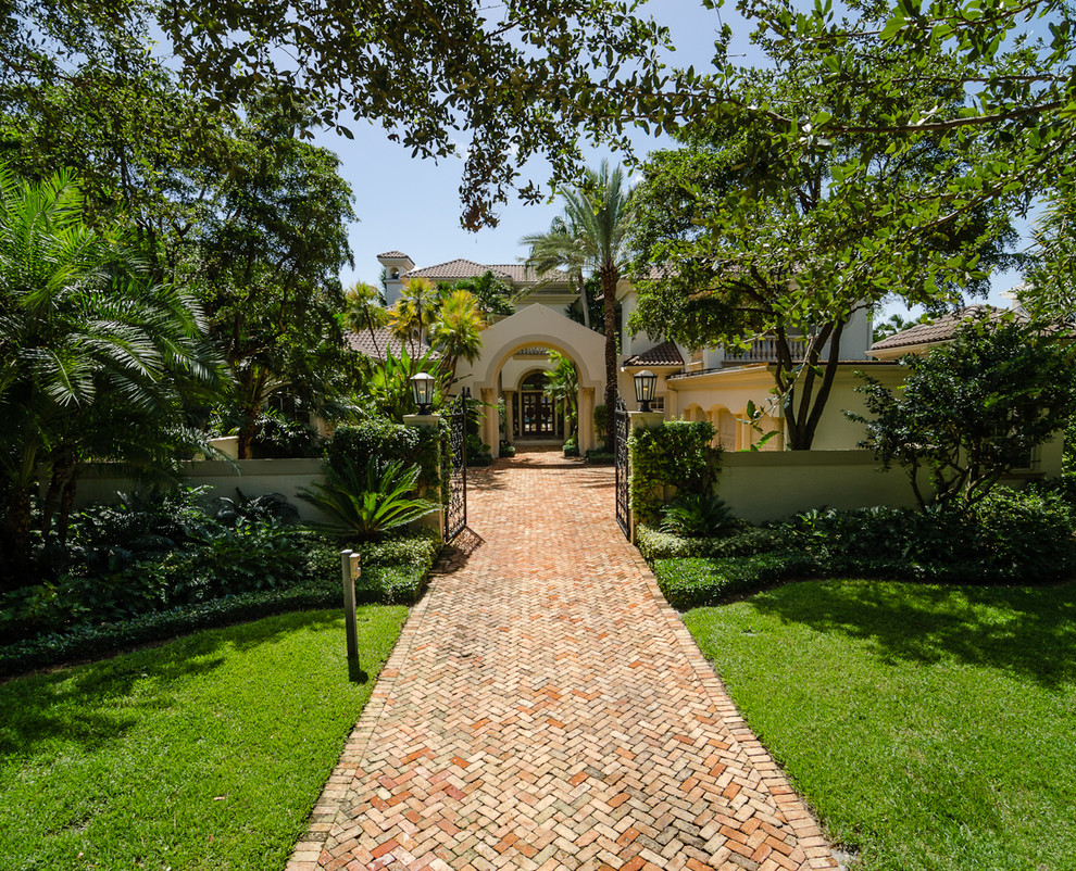 Photo of a world-inspired courtyard garden in Miami.