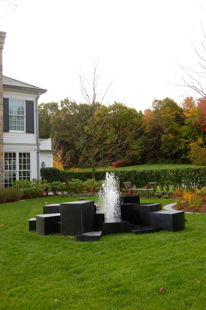 Modern inredning av en trädgård, med en fontän på hösten