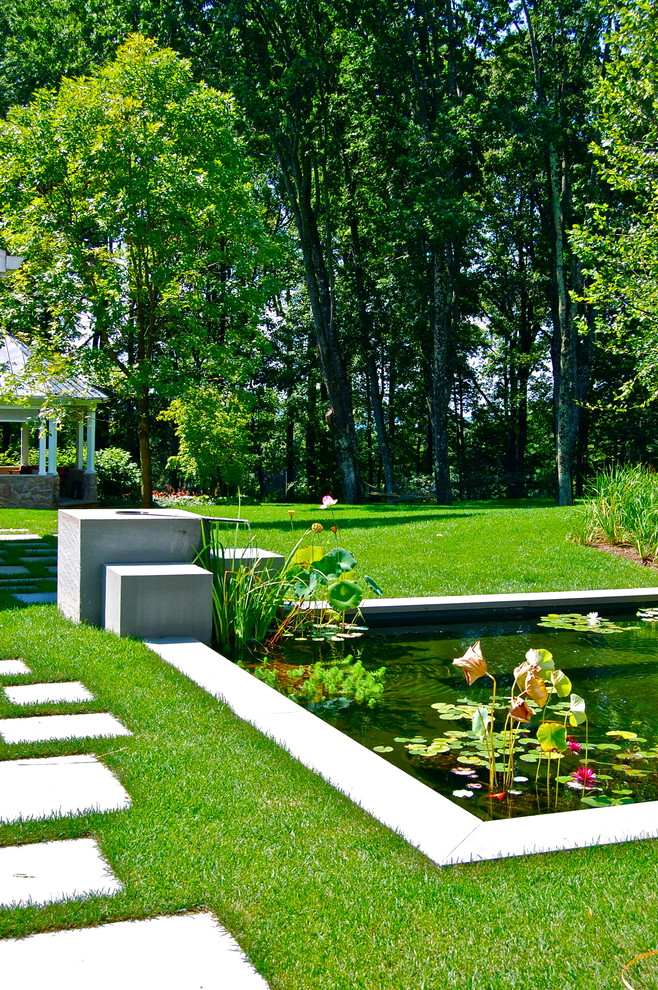 Esempio di un giardino chic con pavimentazioni in pietra naturale e fontane