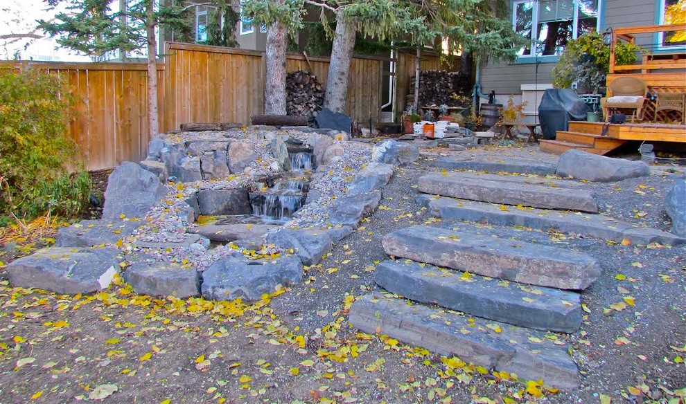 Idee per un giardino tradizionale esposto a mezz'ombra di medie dimensioni e dietro casa in autunno con fontane e pavimentazioni in pietra naturale