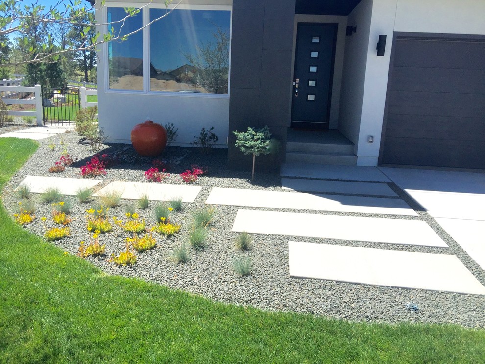 Idee per un giardino minimalista esposto in pieno sole di medie dimensioni e davanti casa in estate con fontane