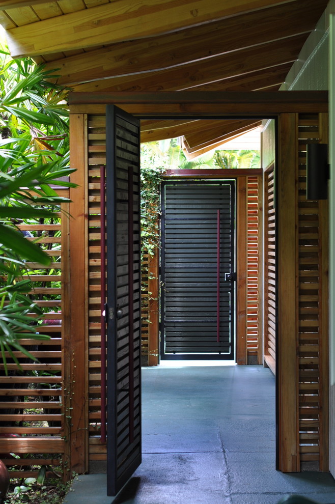 Foto di un giardino tropicale con un ingresso o sentiero