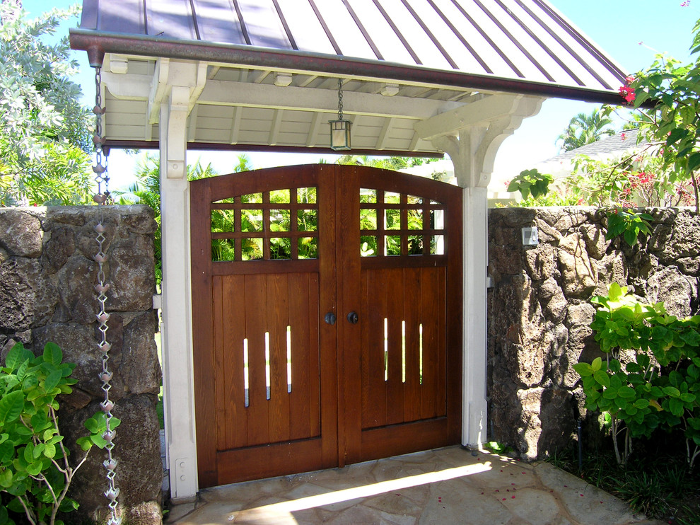 Mittelgroßer, Halbschattiger Garten neben dem Haus mit Auffahrt und Natursteinplatten in Hawaii