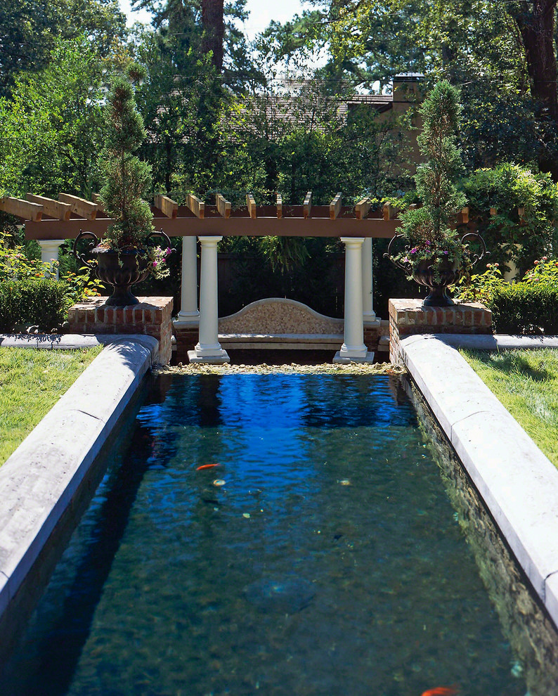 Idées déco pour un jardin méditerranéen avec un point d'eau.