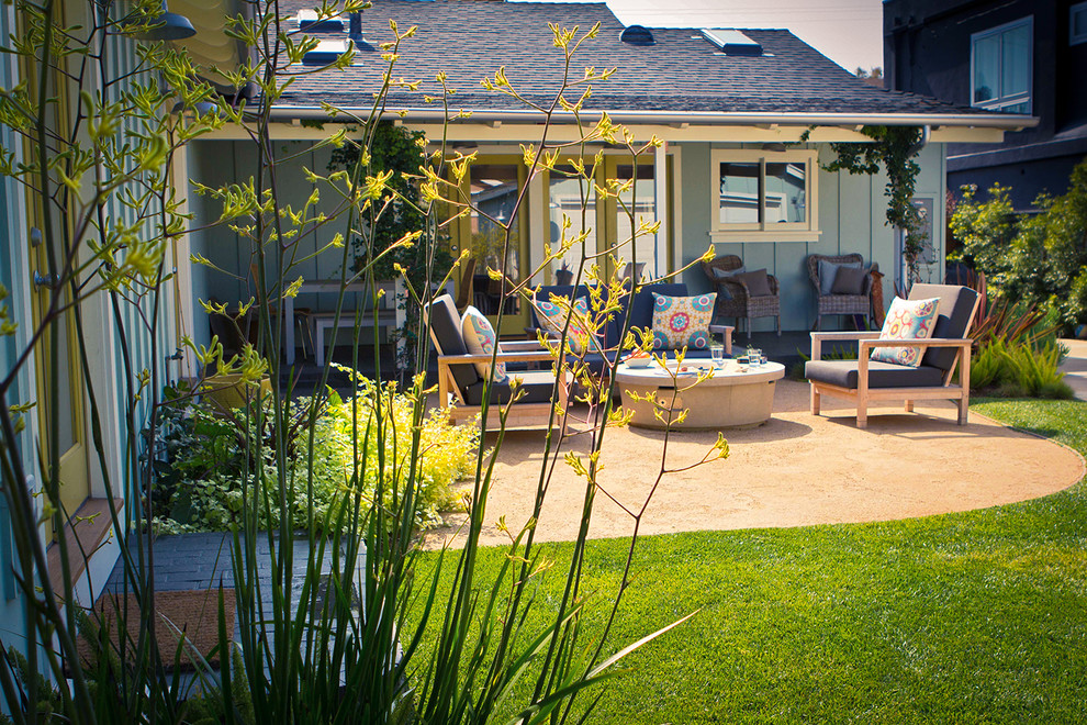 Immagine di un giardino xeriscape minimalista esposto in pieno sole dietro casa con un focolare