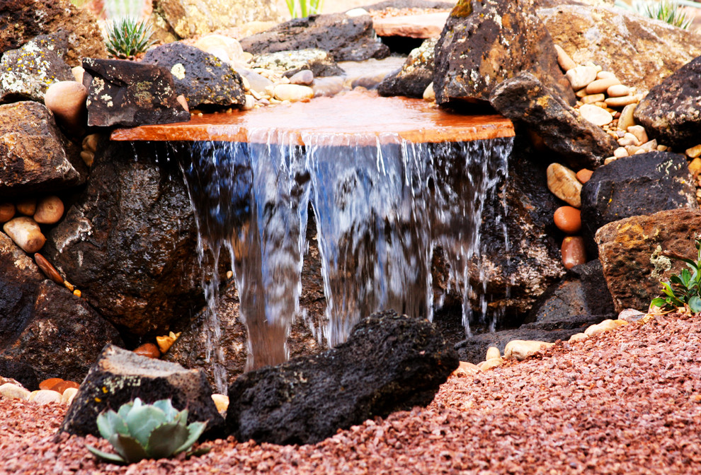 Idee per un grande giardino xeriscape american style esposto in pieno sole dietro casa in estate con fontane e ghiaia