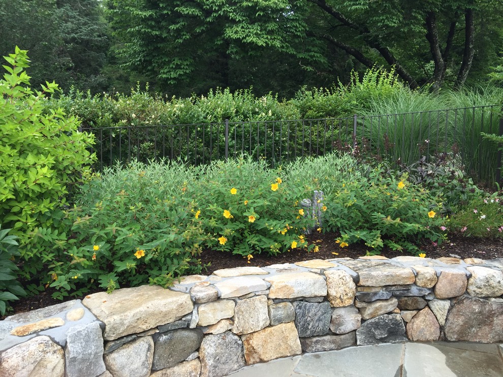 Mittelgroßer, Schattiger Garten im Sommer mit Natursteinplatten in New York