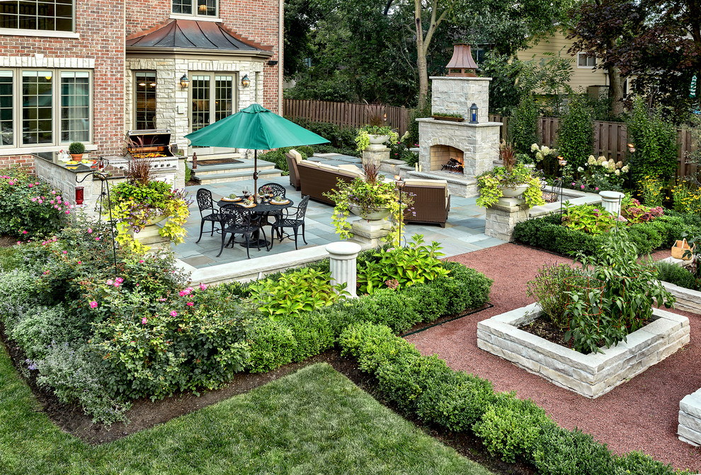 Пример оригинального дизайна: солнечный регулярный сад на заднем дворе в классическом стиле с хорошей освещенностью