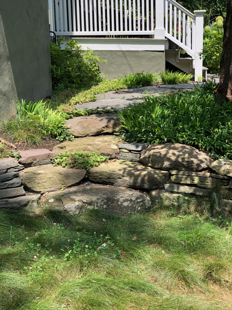 Klassische Gartenmauer neben dem Haus mit Natursteinplatten in Philadelphia