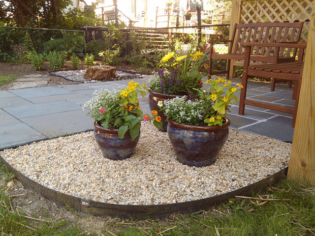 Imagen de jardín clásico pequeño en patio trasero con fuente, exposición reducida al sol y adoquines de piedra natural