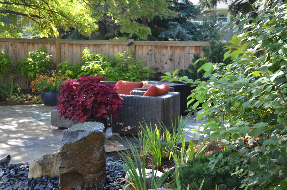 Diseño de camino de jardín de estilo americano de tamaño medio en verano en patio trasero con exposición parcial al sol y entablado