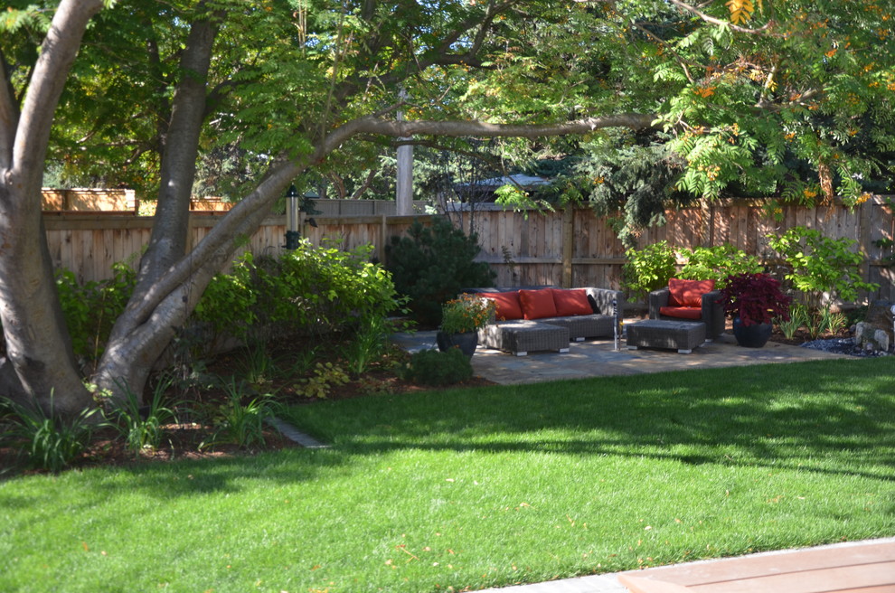 Ispirazione per un giardino american style esposto a mezz'ombra di medie dimensioni e dietro casa in estate con un ingresso o sentiero e pedane