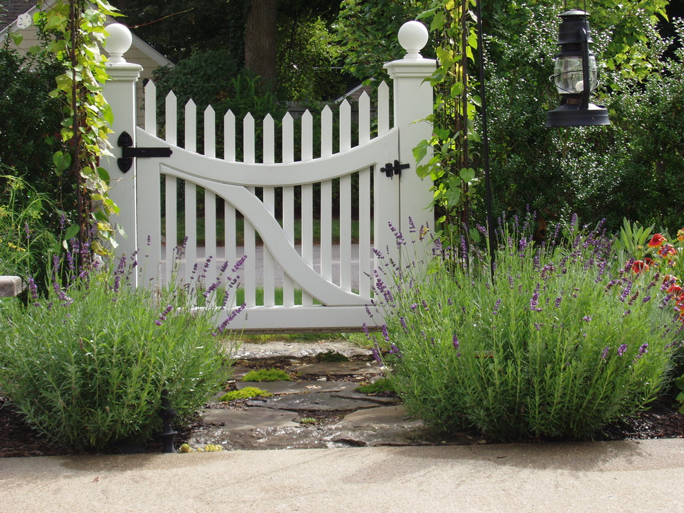 Cette photo montre un jardin avant chic avec des pavés en pierre naturelle.