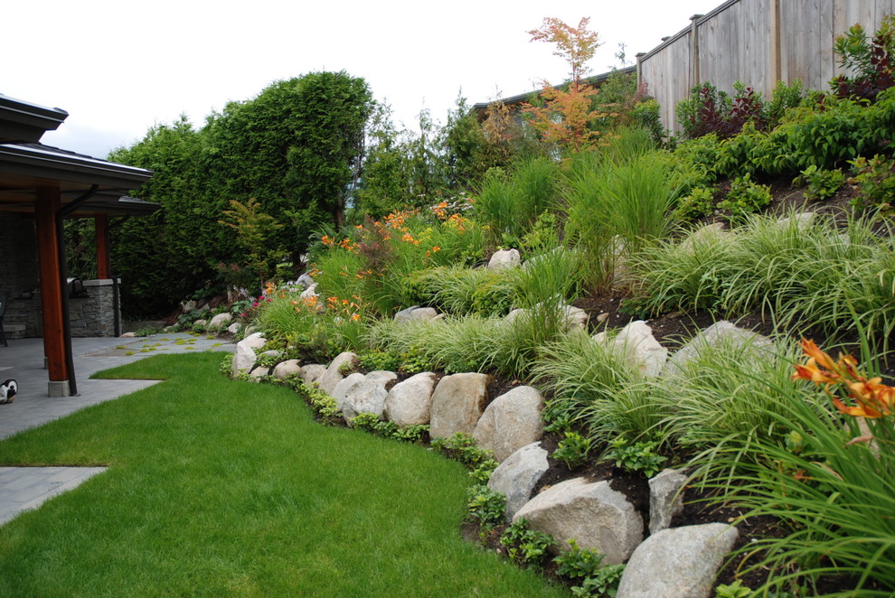 Idées déco pour un grand jardin arrière contemporain avec une exposition ensoleillée et des pavés en pierre naturelle.