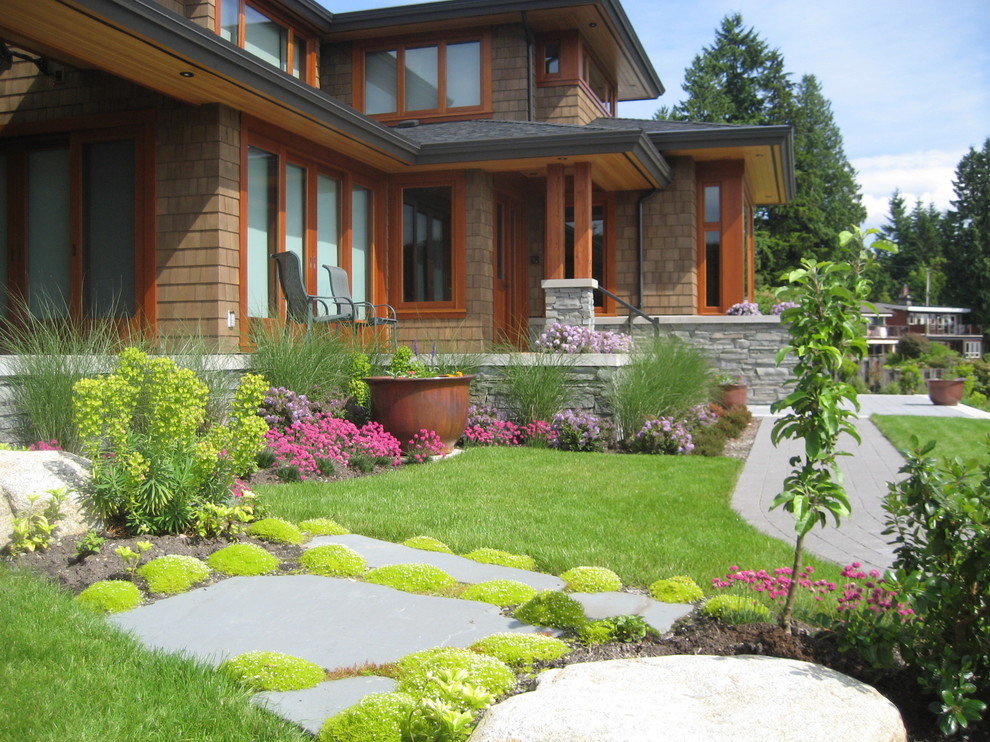 Großer Moderner Garten mit Auffahrt, direkter Sonneneinstrahlung und Natursteinplatten in Vancouver