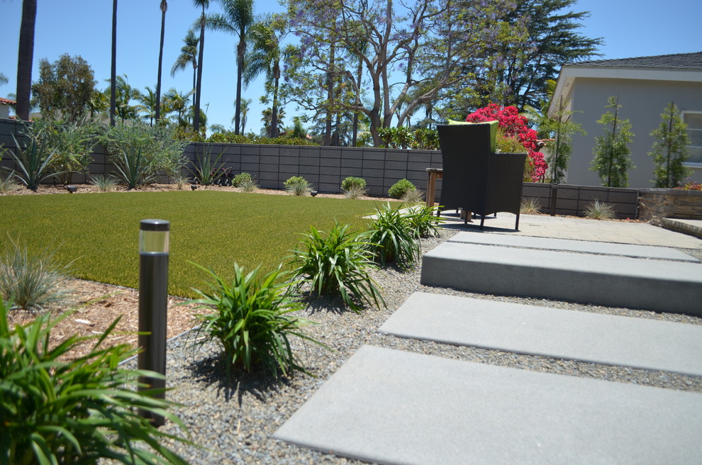 Medium sized modern front garden in San Diego.