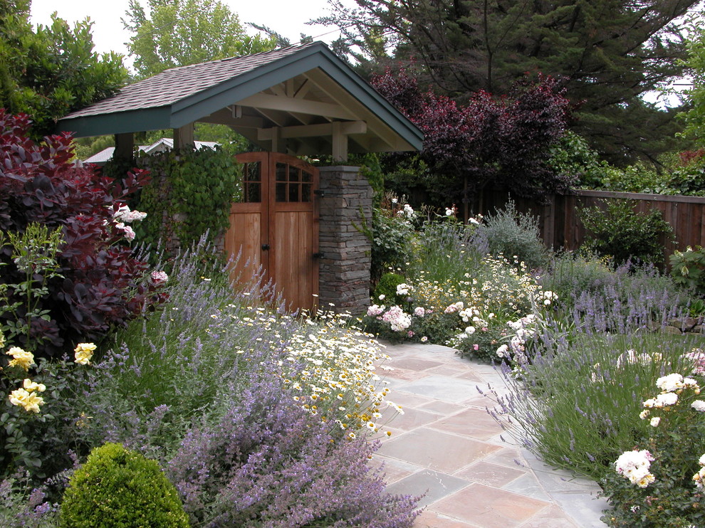 Идея дизайна: летний участок и сад среднего размера на переднем дворе в современном стиле с покрытием из каменной брусчатки, полуденной тенью и клумбами