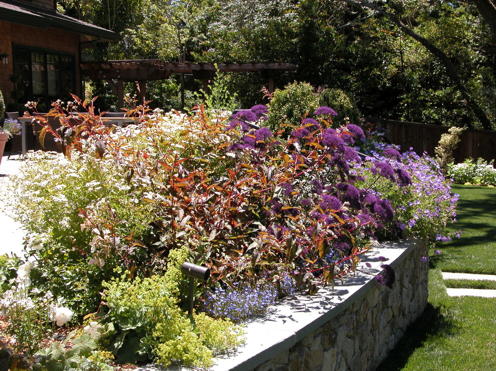 Immagine di un giardino contemporaneo in ombra di medie dimensioni e dietro casa in estate con pavimentazioni in pietra naturale