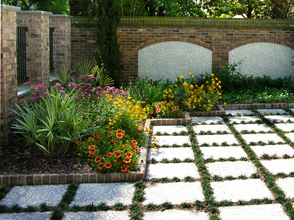 Immagine di un piccolo giardino formale design esposto in pieno sole davanti casa con pavimentazioni in cemento