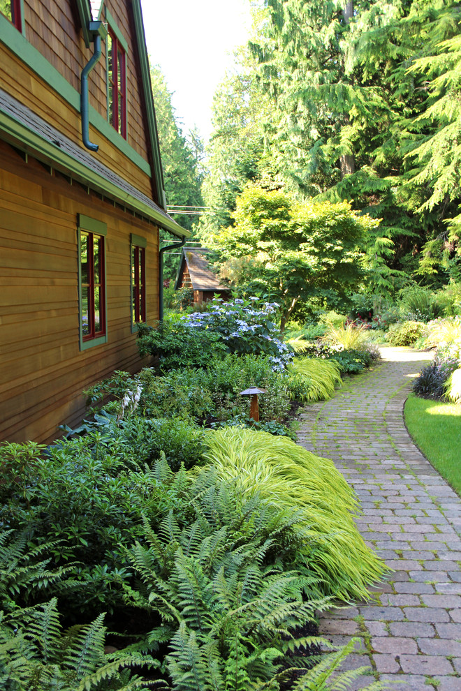 Ejemplo de jardín contemporáneo en patio lateral con exposición reducida al sol y adoquines de ladrillo