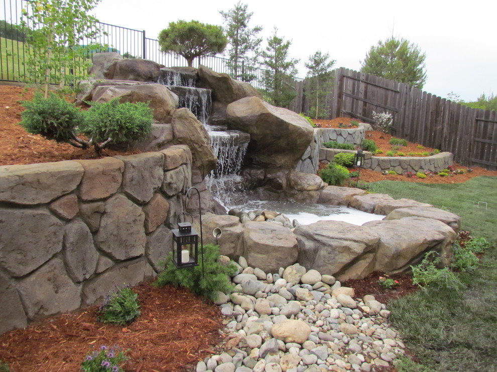 Idée de décoration pour un jardin arrière design avec un point d'eau.